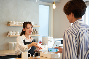 飲食店のPOSレジ利用率は44%。主なメリットに「売上分析」と「業務効率化」 データで見る飲食業界