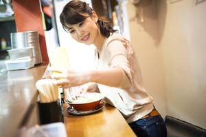『ラーメン二郎』一部店舗で写真・動画の撮影を原則NGに。飲食店がとるべきスタンスとは? 飲食ニュース・トレンド
