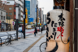 【新型コロナ】飲食店の路上利用を支援。店先でのテイクアウト販売、テラス席の設置が可能に 飲食ニュース・トレンド