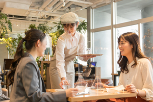飲食店のコロナ対策、注意すべきは「マイクロ飛沫感染」。アクリル板だけでは不十分? 飲食ニュース・トレンド
