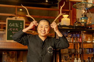“楽”出身者の新店、新中野『まんまる』。名物はエゾ鹿も、“北海道にこだわらない”の真意 食の仕事人