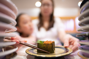 『くら寿司』『魁力屋』などで迷惑行為。2025年も続く飲食テロ・バイトテロに企業は厳格な対応 飲食ニュース・トレンド