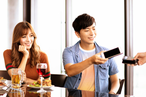 飲食店では「キャッシュレス派」が52.9%、「現金派」を上回る結果に 飲食ニュース・トレンド