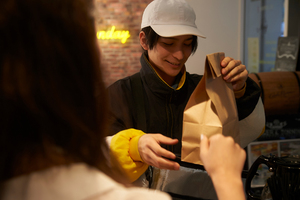 飲食店のテイクアウト・デリバリー事業への支援、続々と。「新型コロナ」影響で 飲食ニュース・トレンド