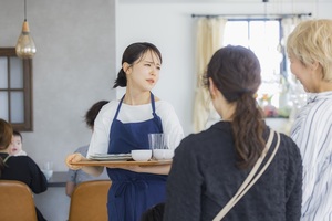 東京都「カスハラ防止条例」が2025年4月に施行。他の自治体や大手外食チェーンの方針は? 飲食ニュース・トレンド