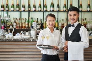 飲食店の約半数が外国人採用の経験アリ。人手不足を解消する一手となるか!? データで見る飲食業界