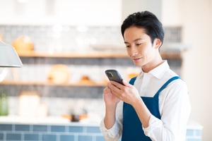 アルバイトの42%は個人SNSの交換に抵抗感。“つながらない権利”侵害の実態は?  飲食ニュース・トレンド