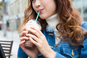 スターバックスが紙ストローを廃止、バイオプラ製導入へ。外食各社のプラ対策の現在地 飲食ニュース・トレンド