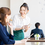 2025年度の最低賃金、全国平均時給は1,118円。過去最大の上げ幅に、飲食店はどう備えるか