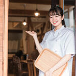 ファサードと店内をシームレスに融合！通行人を引き込む視覚誘引の店舗デザイン術【店舗デザインマガジン】