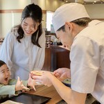 『丸亀製麺』が従業員の子どもに月１万円支給！ 飲食店が導入すべき福利厚生・食事補助の最新事例