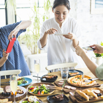 飲食店は新たなカスハラ対策を。自称インフルエンサーの「タダ飯」要求とステマ規制の法的リスク