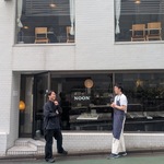 目黒『NOON』、カフェとレストランの二刀流で街の顔に。長く愛される“引き算の経営術”とは