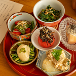 御徒町『三角』の看板料理「おばんざい」に学ぶ商品力とメニュー戦略