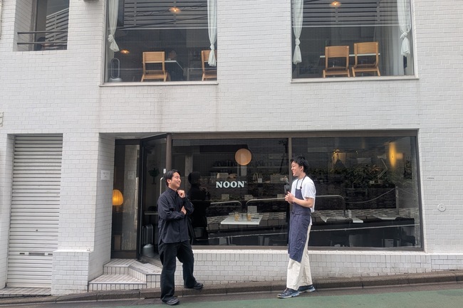 目黒『NOON』、カフェとレストランの二刀流で街の顔に。長く愛される“引き算の経営術”とは
