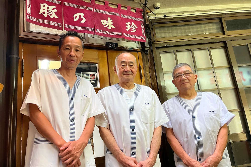 創業67年、昭和の香り漂う酒場『豚の味珍』。激変する横浜駅の狸小路で