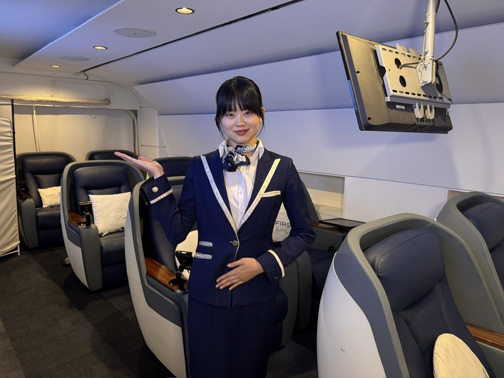 FIRST AIRLINES の制服