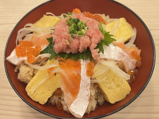 まかないで豪華な海鮮丼が食べれちゃう😳
海鮮丼か、メニューにある商品が半額で食べられるの最高すぎん💗💗