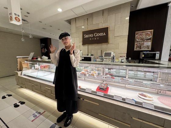 黒い帽子（中に白ネットも被るよ！）と白いシャツに、黒いエプロンを付けるよ！
シンプルなスタイルがお店にマッチしててステキ🌟