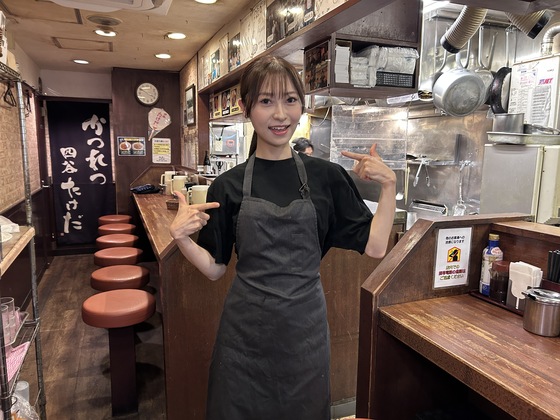 ホールはオリジナルTシャツとエプロンスタイル！
キッチンはコックコートを着るよ！