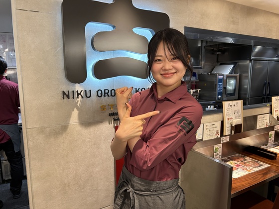 シャツにサロンのスタイル❣️
肩に『肉』の刺繍が🪡✨🥩