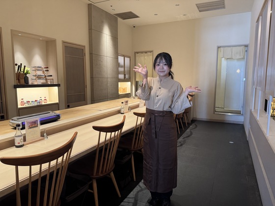 トップスは和装っぽい感じでお店の雰囲気にピッタリ😊誰にでも似合うデザインが嬉しい🤎