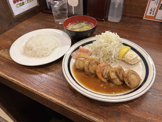 メニューの中から選べちゃう😚
一食300円で食べれちゃうんだって！今回はホタテバター焼きにしたよ✌️