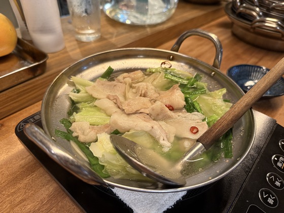 最初は、まず福岡名物のもつ鍋を食べてもらうみたい！！
優しいお出汁にぷりぷりのもつが最高すぎた…😭
甘いお醤油と個人的に柚子胡椒で食べるのが悶絶レベルで美味しかったよ😂
慣れてきたら、完全自由！
好きな物食べていいし、作りたい人が作るスタイルだから好き嫌い多くてもダイエット中でも安心🫶