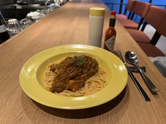 今回の賄いはパテドカンパーニュを使ったパスタ🍝
何でこんなに美味しいのか分からないけど、とにかく旨みとコクがあってレシピ聞かなかった事後悔👉👈
まだオープンしてすぐだから社員さんは食べないで帰る事も多いみたいだけど、バイトさんがきてくれたら食べたいもの作ってくれるみたいよ😏❤️‍🔥