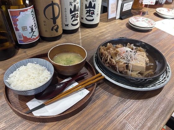 今回は煮込み肉豆腐を食べたよ！
なめこのお味噌汁がおいしかったぁ🫶