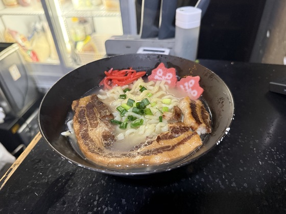 新メニューの試食や、好きなものを食べるのもOK!
今回は沖縄そば！
バーなのに！料理が！バカうまいのなぜぇ？😂
