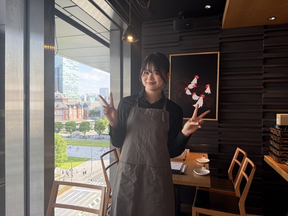 黒シャツとエプロンをお借りするよ✊🏻
落ち着いた雰囲気によく合うシックな制服でおしゃれ😍