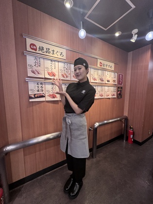 ◎ホール
黒帽子、黒シャツと黒サロンの貸し出しあり！

◎キッチン
後ろにお店の名前が入ったコックコートとサロンの貸し出しあり！