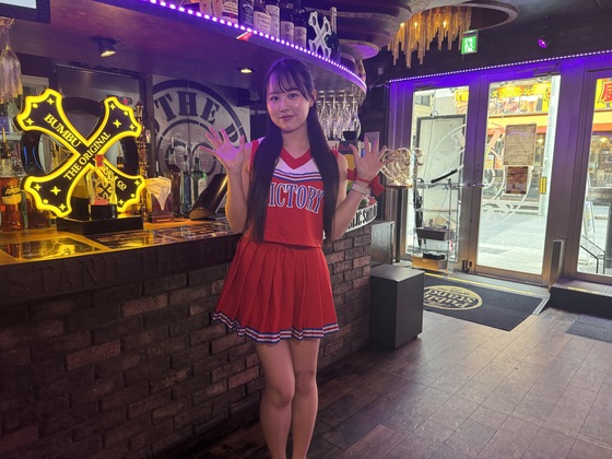 チアリーダーみたいな上下分かれてるスカートタイプと、黄色のショートパンツタイプの制服があって、どちらか好きな方選べるよ😍
今回はスカートな気分だったから、スカートタイプにした‼️💗
靴はヒールのついた黒い靴か、ブーツを持参して履くよ🖤