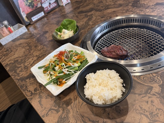 まかないは牛タンを使ったハンバーグやラーメンなどが出たり、新作の焼肉が出た場合には試食もするよ💓
バイトさん曰く毎回美味しい料理がいっぱい食べれるからダイエットはできないらしい😂