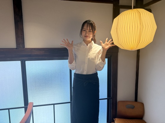 シャツと黒のスラックスと靴、サロンで働くよ💕