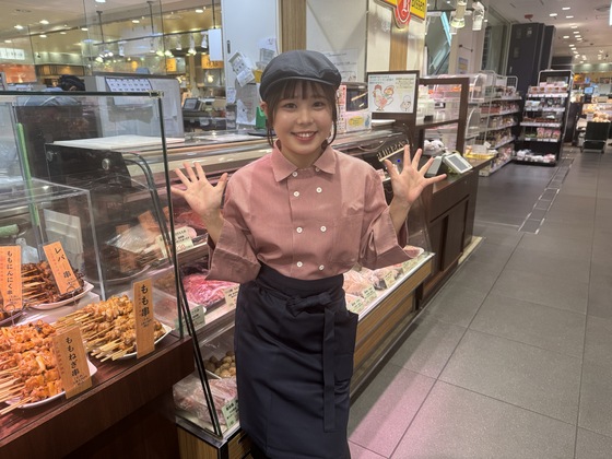 ピンクのチェックシャツに帽子が可愛い〜🩷