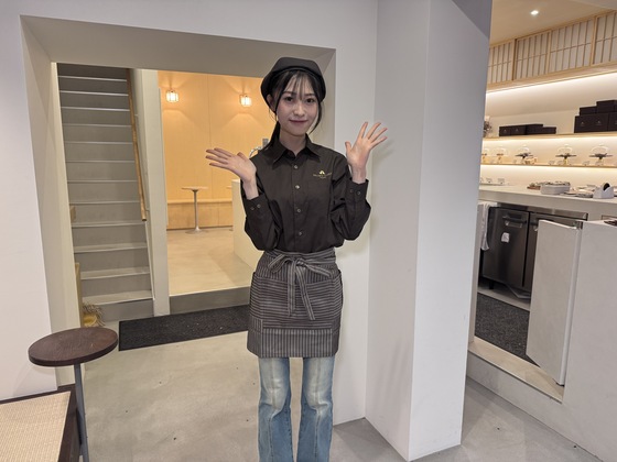 茶色のシャツに帽子と、サロンをつけるよ🤎
ズボンはジーパンでもOK❣️
店内の雰囲気にぴったりな制服で可愛い😍