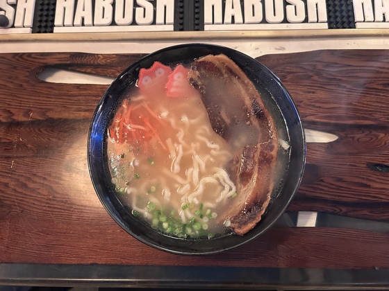 新メニューの試食や、好きなものを食べるのもOK!
今回は沖縄そば！
バーなのに！料理が！バカうまいのなぜぇ？😂