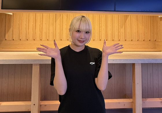 魚のロゴが可愛い黒Tシャツを着るよ！