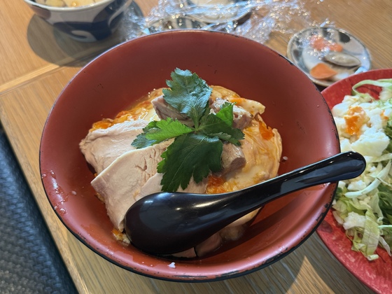まかないは、親子丼🐣
鶏肉がぷりぷりで最高に美味しいかった🤤
キッチンの方が日替わりで作ってくれてみんなで食べるよ👏