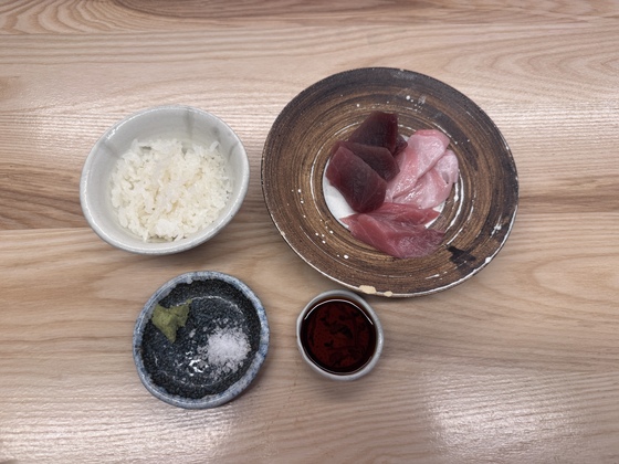 日替わりでキッチンの方が作ってくれるよ❣️
今回はお刺身とご飯をいただいたよ😊🌼
お魚はぷりっぷりの絶品で、、秒でなくなった🤤
海鮮系が食べられなくても、店長が他メニュー考えてくれるのもありがたい😢🫶