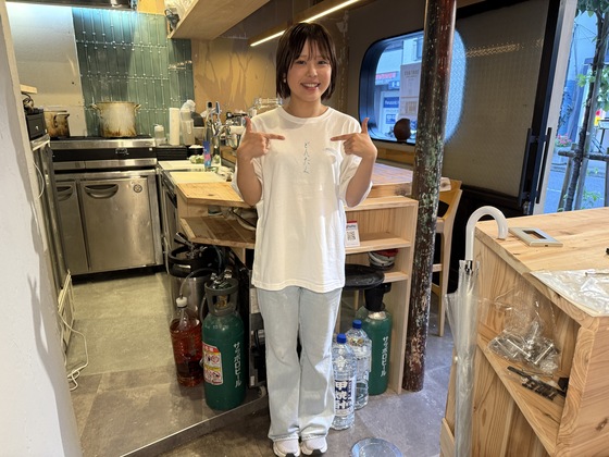 制服は一旦お店のTシャツに下は私服！
撮影時、制服がまだ届いていなくて撮れなかったけどキッチンとホールでシャツが違うみたい👀