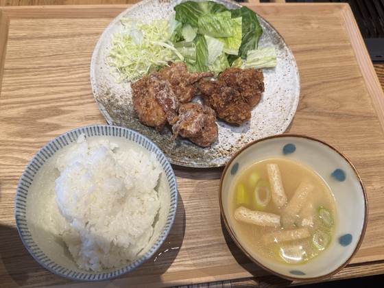 まかないは唐揚げとご飯とお味噌汁のセット❗️
鶏料理専門店だから、鶏を使った料理が多いんだって🥰🤭
こんな豪華で健康的なまかない食べれるの最高スンギ😘💕