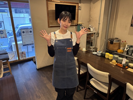 動きやすい靴やズボンに、さわやかな白Tシャツ❣️
貸し出しのデニムのエプロンもつけておしゃれ✨
