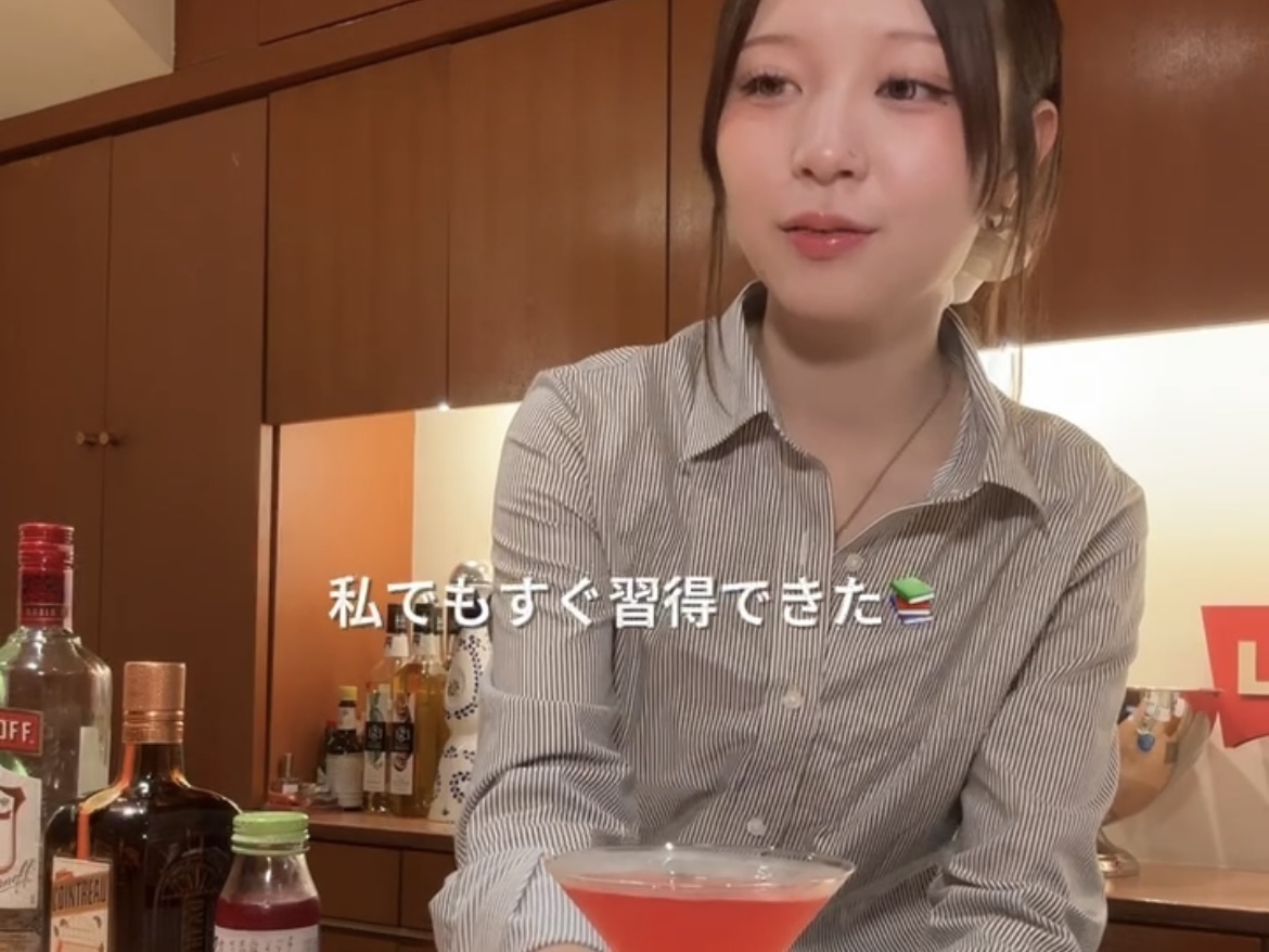 私スカルプネイルしながら『 LOUNGE』でバイトしてるんだけど..