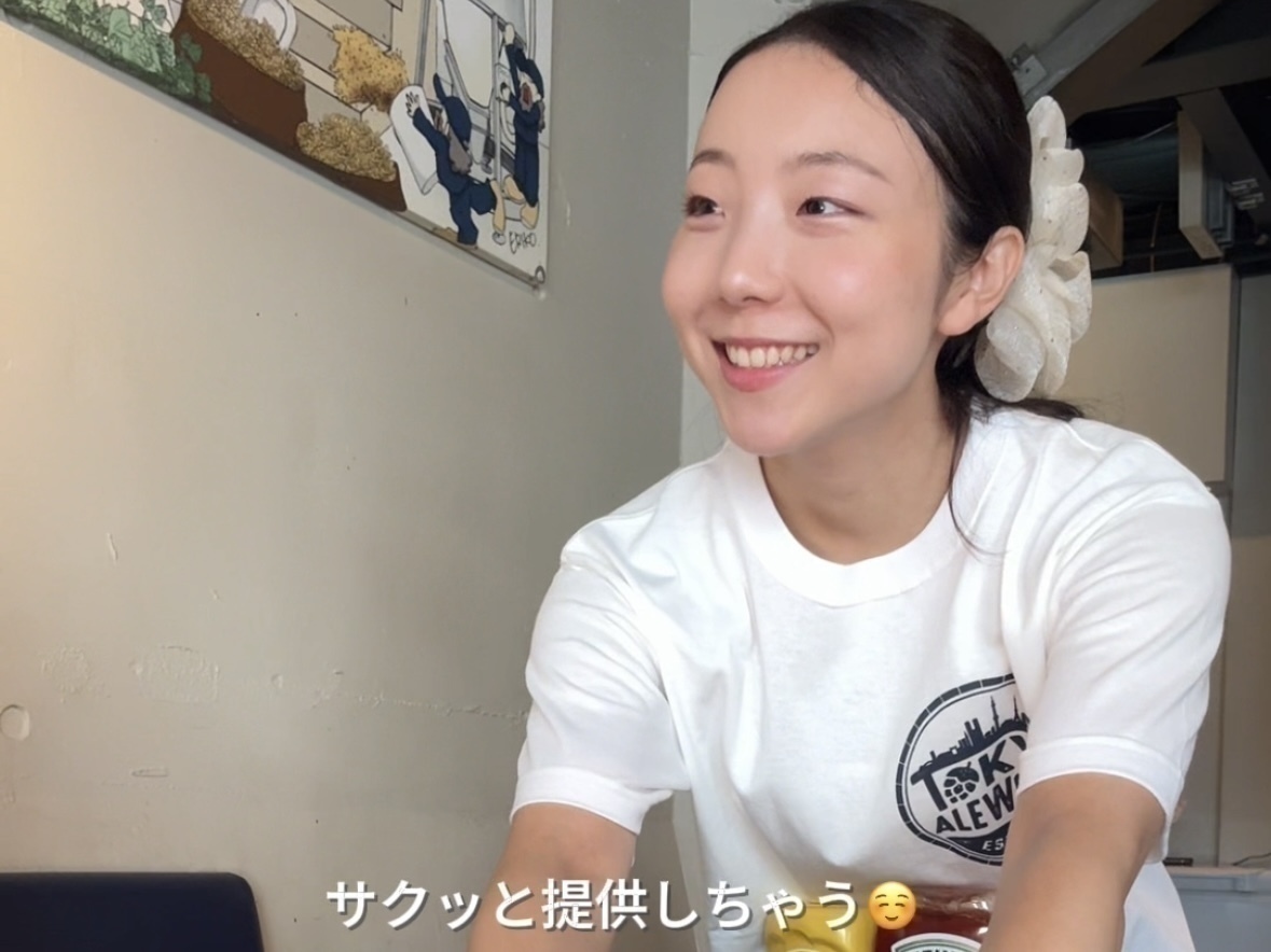 『TOKYO ALEWORKS STATION TAPROOM』で賄いハンバーガー食べる女のvlog