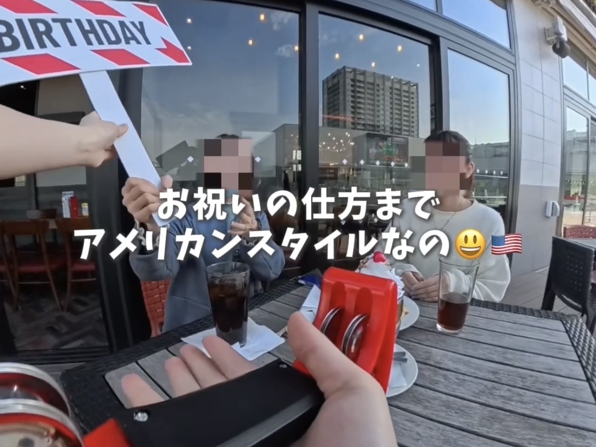 アメリカンダイナー『TGIフライデーズ』のウェイターが見てる世界