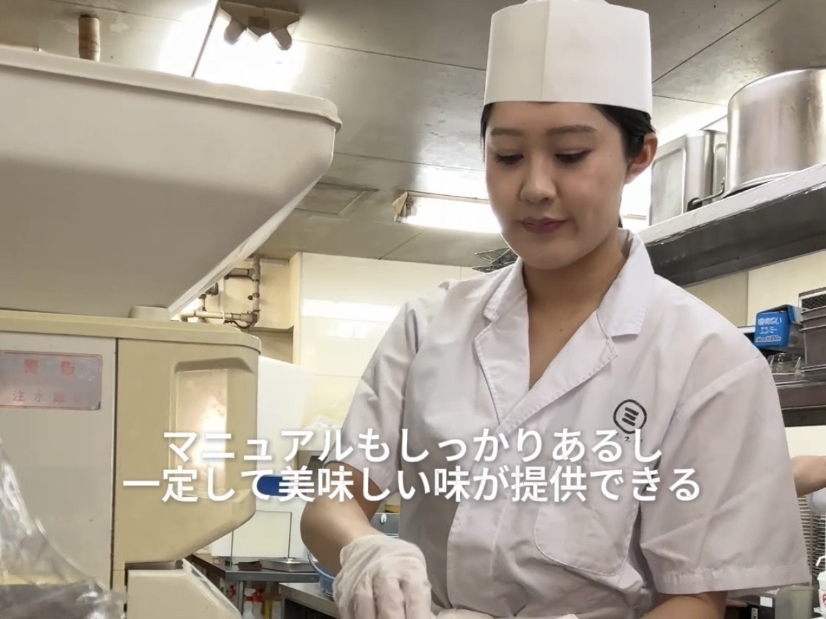 『回転寿司みさき』のキッチンでバイトする女のvlog