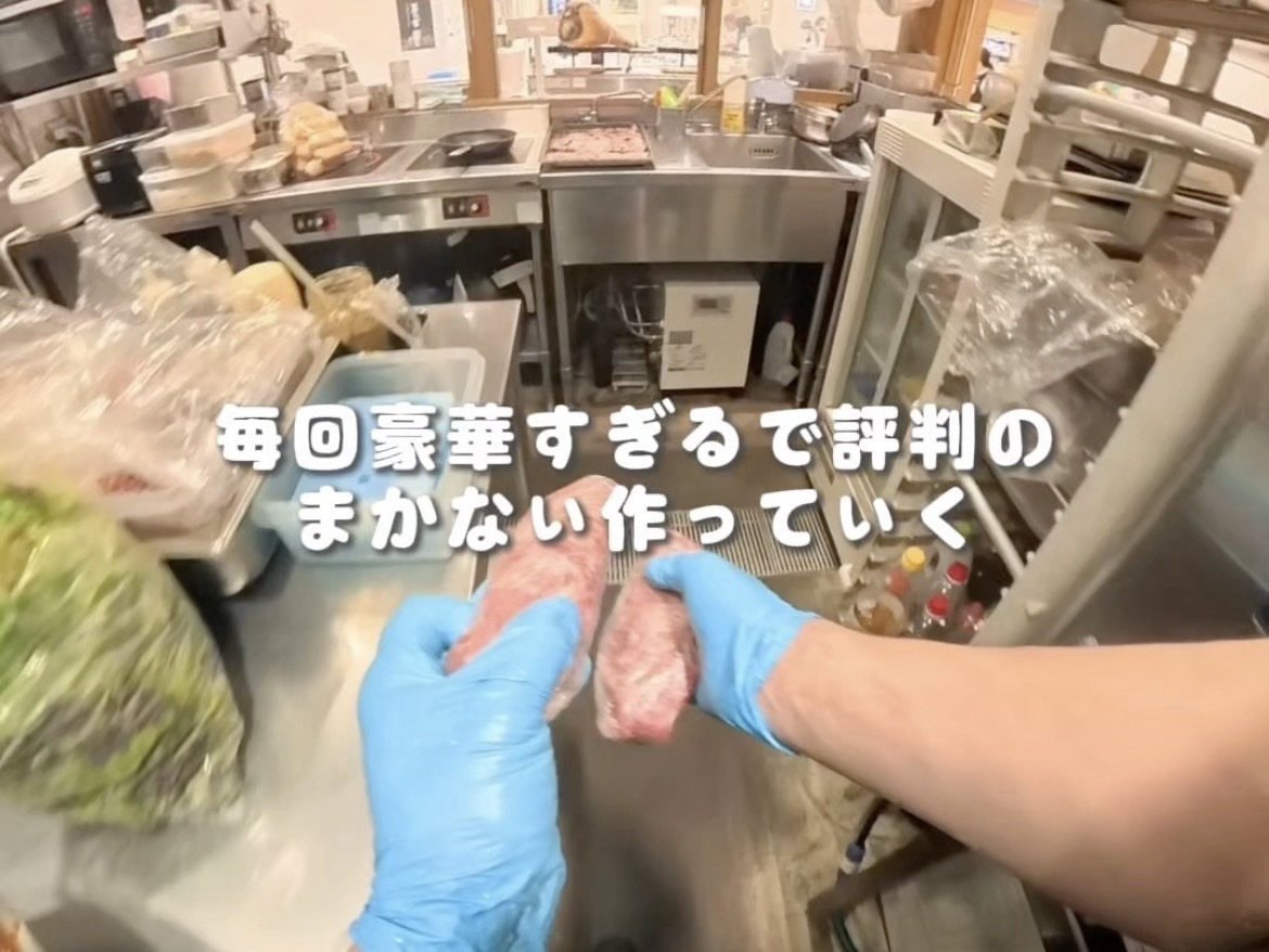 『バルマルシェコダマ東武百貨店池袋店』の毎回豪華で評判のまかない作る。